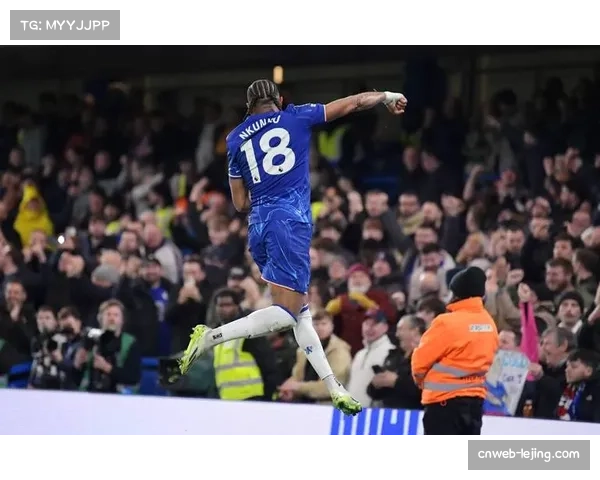 镜头捕捉：切尔西球员帕尔默进球后指向看台患有疾病的年轻球迷